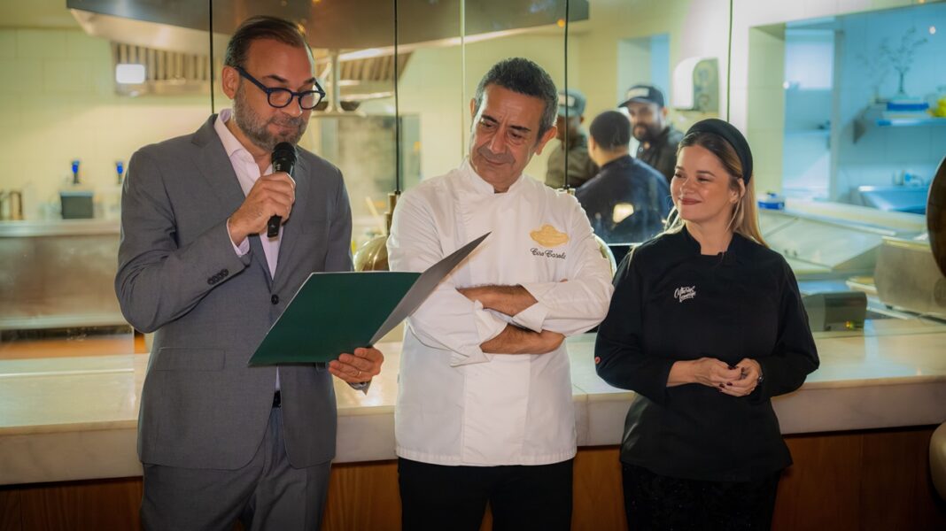 Omar Cepeda, presidente de Aderes entrega reconocimiento a Ciro Casola