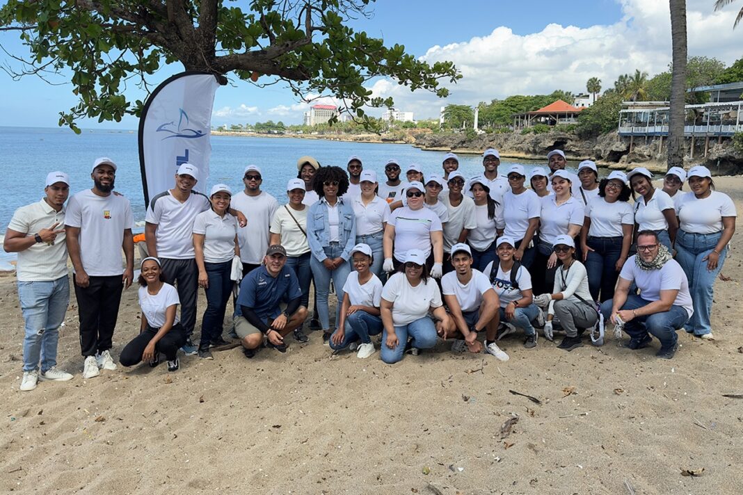 Colaboradores de Deloitte junto al presidente de la Fundación Vida Azul