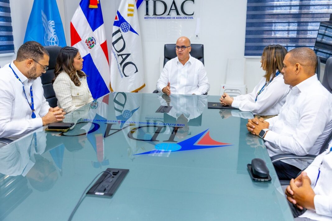 Igor Rodríguez Durán director general del Instituto Dominicano de Aviación Civil, Paola Aimée Plá Puello subdirectora del IDAC, junto a directores de la institución.