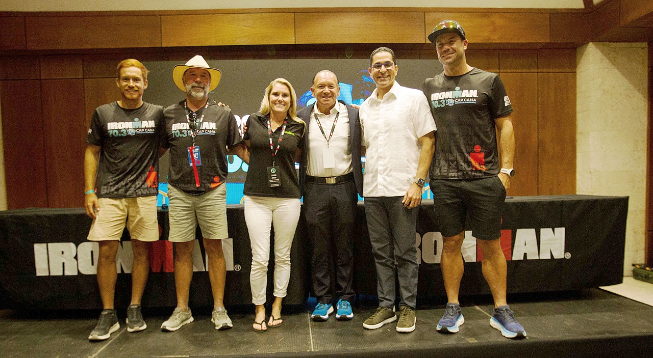 De izquierda a derecha Alejandro Mesa, de Colombia, Javier Herrera, director ejecutivo de SBR Sports, Johana Jordan, directora de Ironman para Latinoamérica, Wilber Anderson, CEO de SBR Sports, Jorge Subero Medina, presidente ejecutivo de Cap Cana y Eduardo Orozco, de Venezuela.