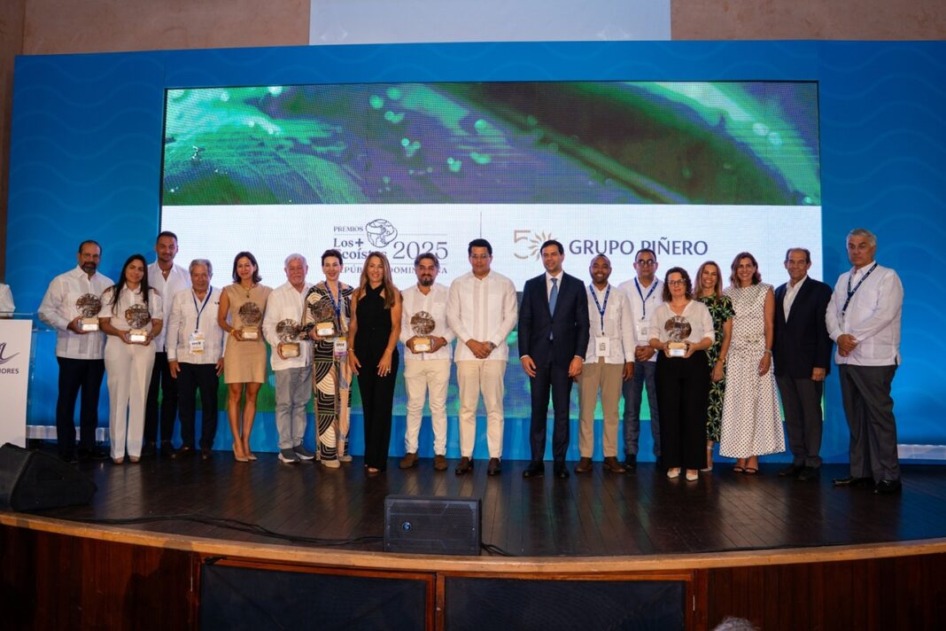 Ganadores Ecoitas junto a Familia Piñero y Autoridades