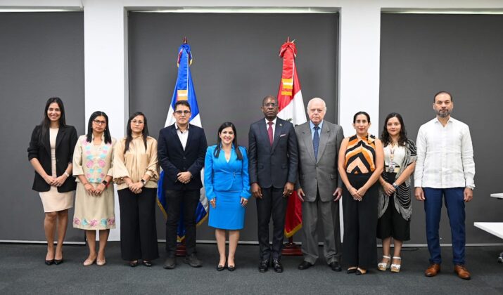 Biviana Riveiro, directora de Prodominicana y el viceministro de Turismo, Carlos Peguero, al centro, junto a delegrados internacionales en Agroalimentaria 2025