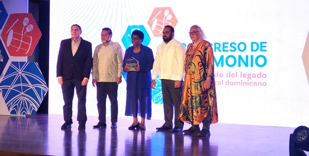Gamal Michelén, viceministro de Patrimonio de Cultura , Carlos Andújar Persinal, director general de Museos, Celsa Albert Batista, Mijail Peralta Rodríguez y Dagoberto Tejeda Ortiz, en la apertura del II Congreso sobre Patrimonio Cultural.
