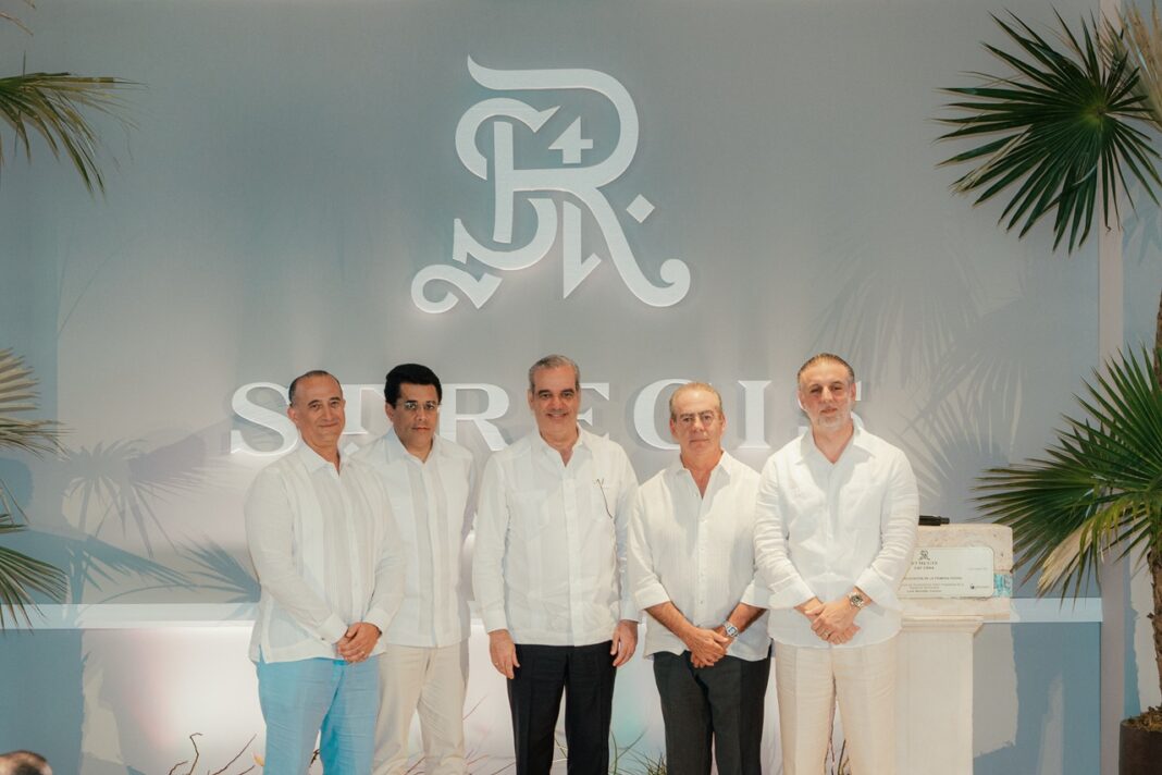 Luis Abinader y David Collado, al centro, junto a los ejecutivos del nuevo complejo hotelero St. Regis Cap Cana Resort & Residences.