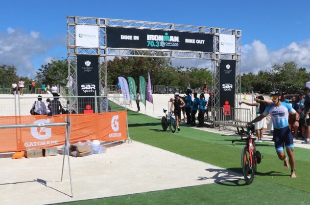 Luego del nado, los atletas realizaban la prueba de ciclismo en el Ironman 70.3 Cap Cana para cerrar con el maratón.
