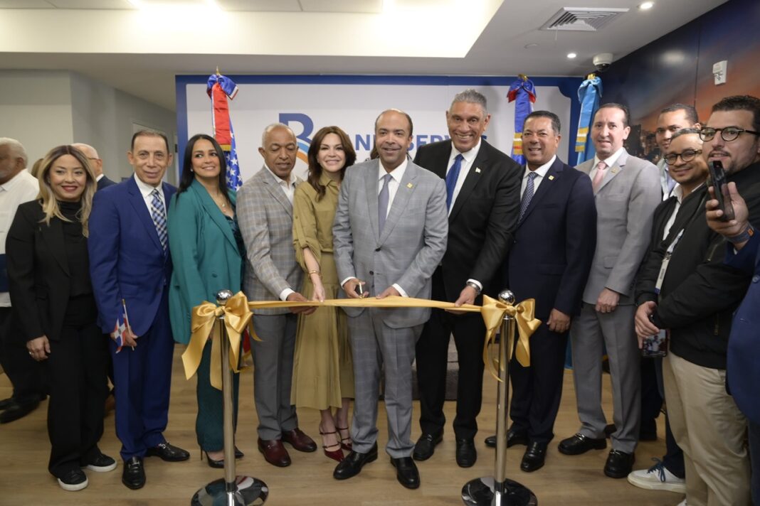 Momento en que se inaugura la nueva feria inmobiliaria de Banreservas en Nueva York.