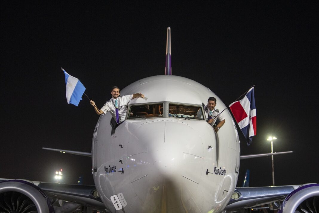 Momento en que se inaugura la ruta Punta Cana, en República Dominicana con Buenos Aires, Argentina.