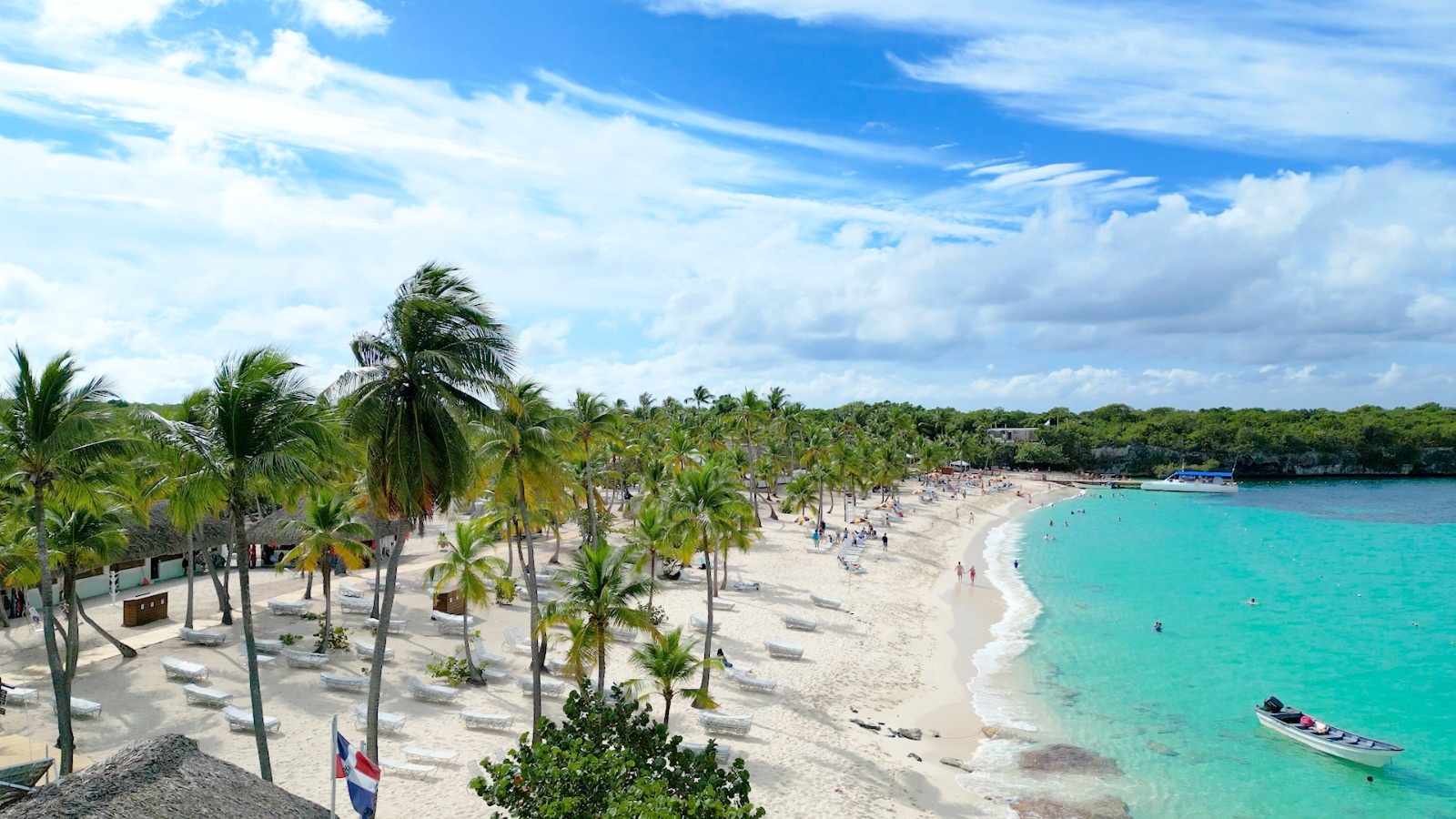 En la actualidad, La Romana-Bayahíbe es un destino de turismo que recibe más de 1.5 millones de visitantes anuales, cuenta con 5,800 habitaciones hoteleras