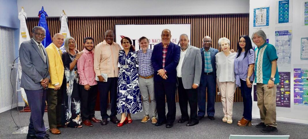 Parte de los escritores que participaron en la apertura de SEMARD 2025
