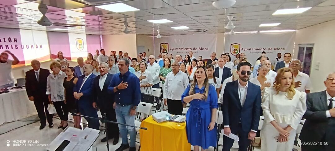 Parte del público que acudió al homenaje a Bernarda Jiménez Clemente en el ayuntamiento de Moca