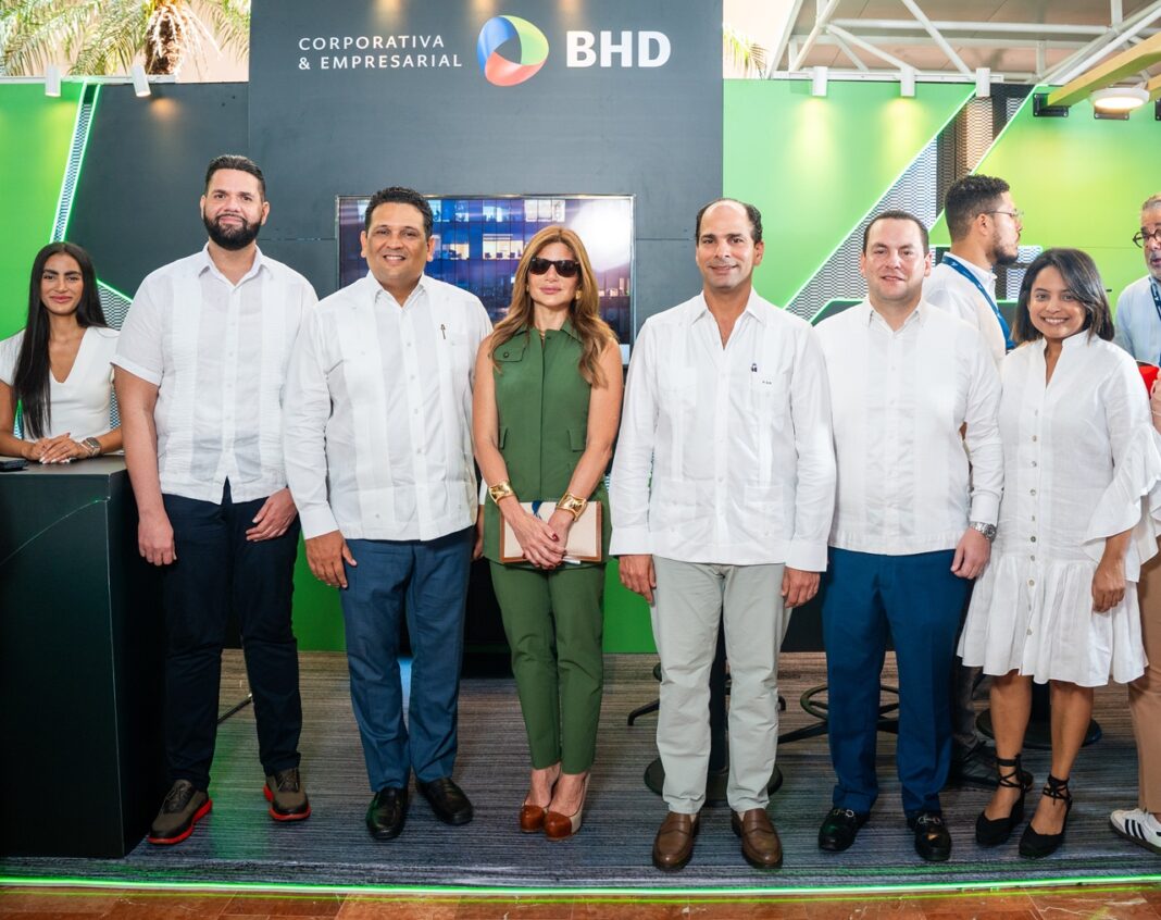 En la actividad del BHD en el DATE en Punta Cana figuran Pedro Avila, Ariel Pérez, Paola Rainieri, Frank Rainieri, Andrés Abbott y Carmen González