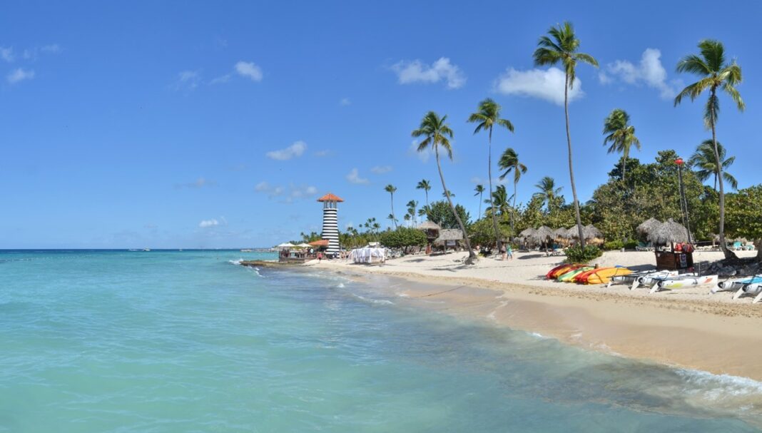 En la actualidad, La Romana-Bayahíbe es un destino de turismo que recibe más de 1.5 millones de visitantes anuales, cuenta con 5,800 habitaciones hoteleras.