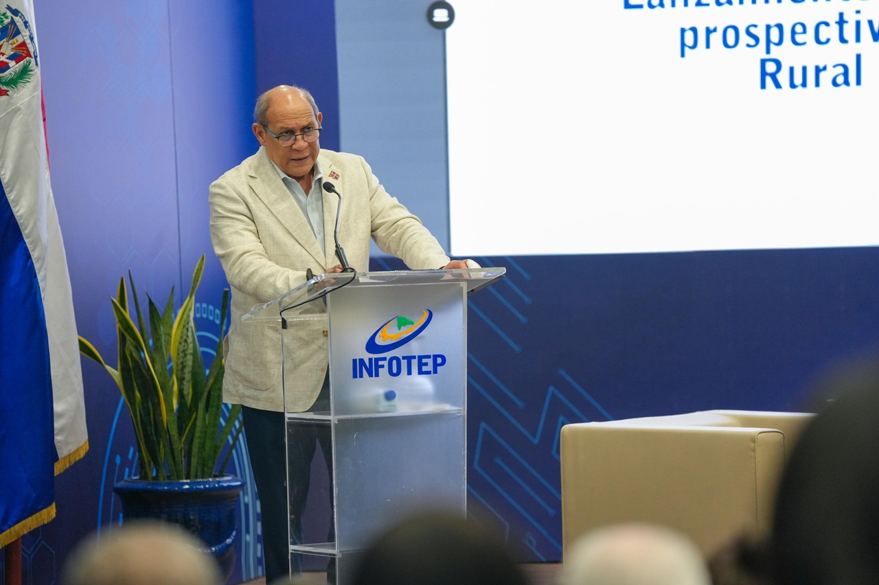 Rafael Santos Badía, director general del INFOTEP, en la prosentacion del estudio prospectivo sobre turismo rural