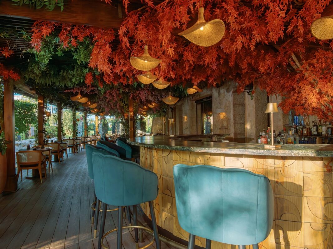 Restaurant de hotel decorado al estilo asiático por SDH