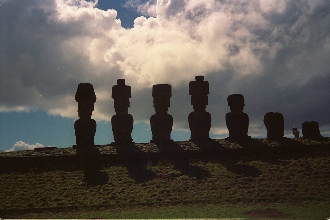 La iniciativa, elaborada junto a la comunidad de Rapa Nui, nombre indígena con el que se conoce a esta recóndita isla ubicada en medio del Océano Pacífico, busca restaurar y mantener la salud del área marina protegida más amplia de Latinoamérica.