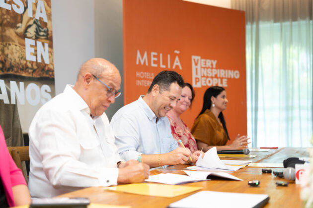 Mynor Espinoza, general manager de MHI en República Dominicana_ Rafael Santos Badía, director general del INFOTEP realizan firma de acuerdo