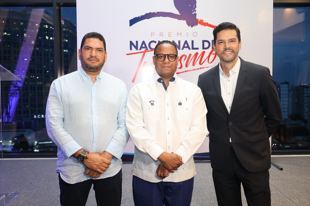 Miguel Medina, presidente del Grupo de Medios Panorama, Luis Severino, presidente del Premio Nacional de Turismo y Walter Carmiol, director general del Hotel Homewood Suites by Hilton Santo Domingo.