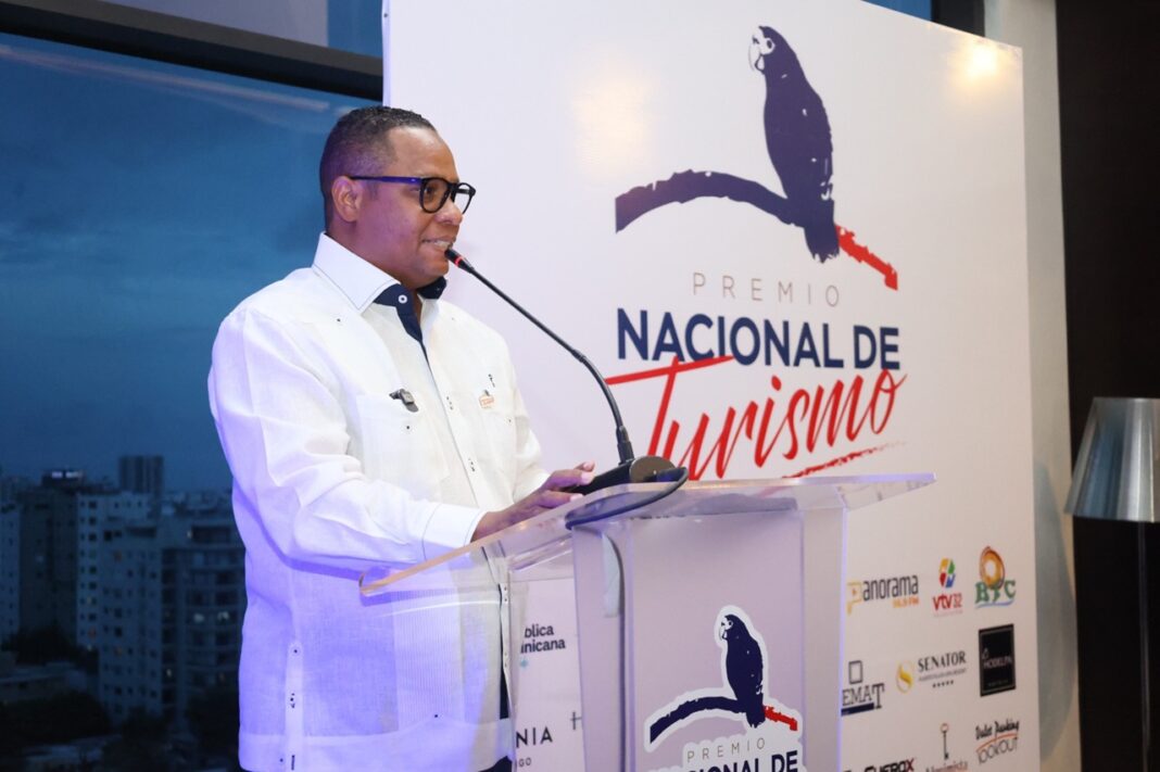 Luis Severino, presidente del Premio Nacional de Turismo mientras daba los detalles de la nueva edición del certamen durante un cócter en el Gran Salón del Hotel Catalonia Santo Domingo.