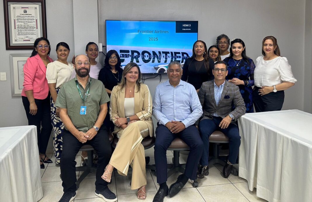 Directivos del Clúster Santiago Destino Turístico y ejecutivos de Frontier durante el encuentro en la Ciudad Corazón.
