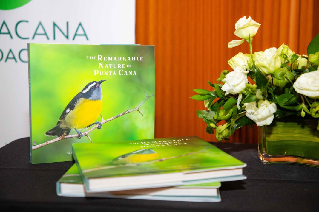 Portada y ejemplares del libro The Remarkable Nature of Punta Cana.