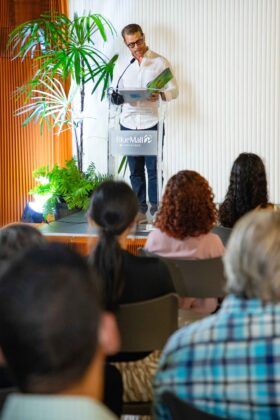 El autor del libro comparte su experiencia con el público