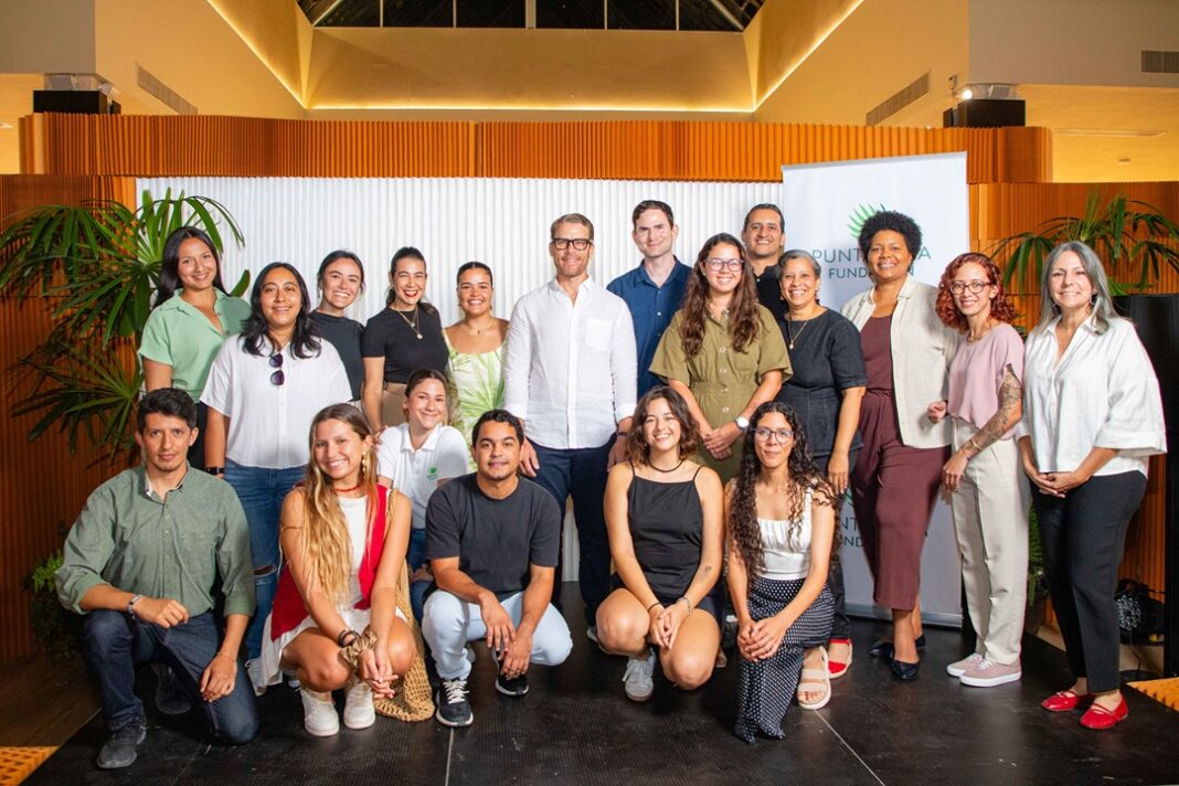 Momento de la ceremonia de entrega del el Premio Traveling For Happiness 2025 de la Asociación Empresarial Hotelera de Madrid (AEHM), en el que el Grupo Piñero alcanzó la categoría “Preservación de fauna y flora” por su Programa de Protección y Conservación de Tortugas Marinas de su Fundación Eco-Bahía.