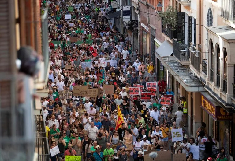 Manifestantes participan en una protesta contra el turismo masivo y los precios de la vivienda en Palma de Mallorca, en la isla balear de Mallorca, el 15 de junio de 2025. Fotos Yahoo Noticias. Créditos Jaime Reina.