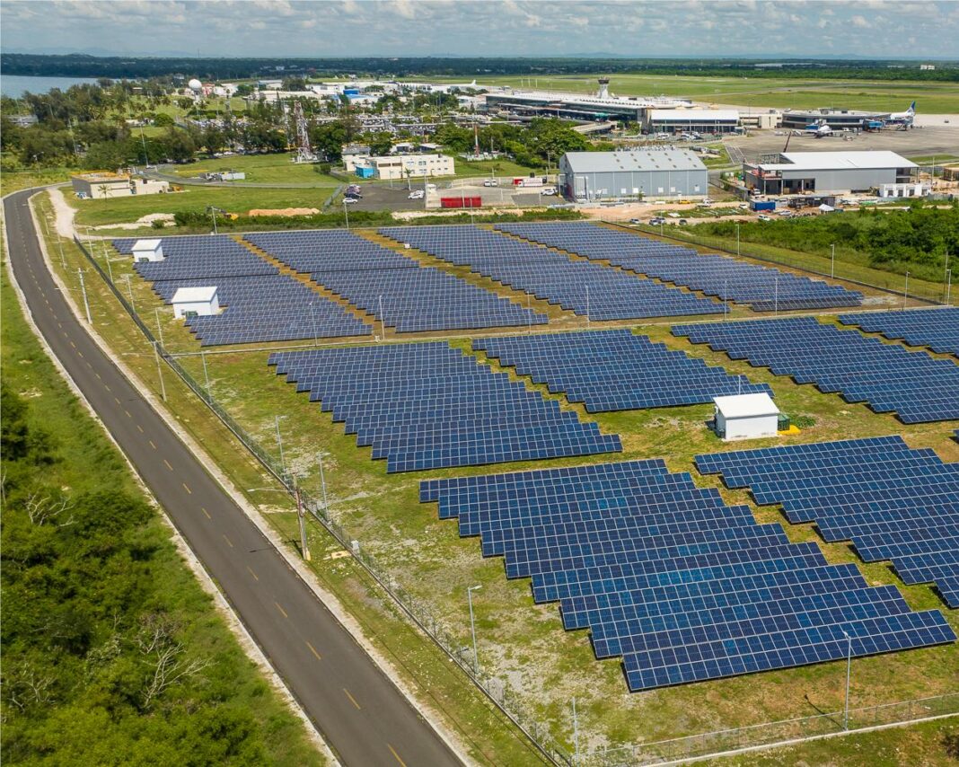 En República Dominicana, Aerodom ha instalado 8.8 MW de capacidad solar fotovoltaica, convirtiéndose en el mayor autoproductor privado de energía solar del país.