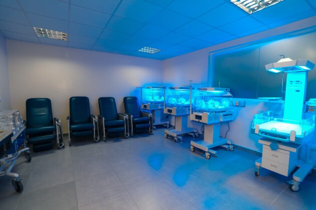 Las áreas intervenidas incluyen preparto, postparto, quirófanos, ginecología, sala de expulsivo, farmacia, sala de lactancia, áreas administrativas y pasillos, transformando la planta física y funcional en beneficio de las usuarias y del personal médico.