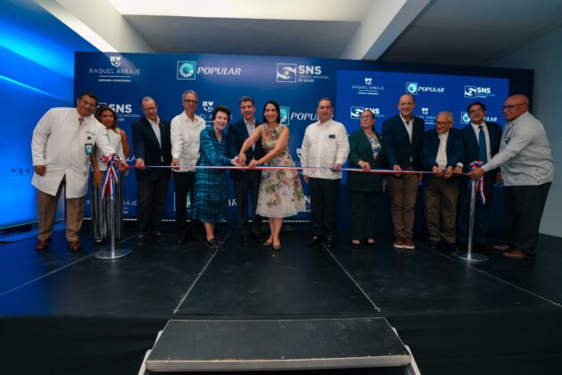 De izquierda a derecha, los señores Miguel Ortega, Betzabé Balbuena de Bermúdez, José Armando Bermúdez, José Mármol, Sonia Guzmán, Christopher Paniagua, Raquel Arbaje, Mario Lama, Rosa María Santos, Ulises Rodríguez, Valentín Reinoso, Bernardo Hilario y Cayetano Collado Cruz.