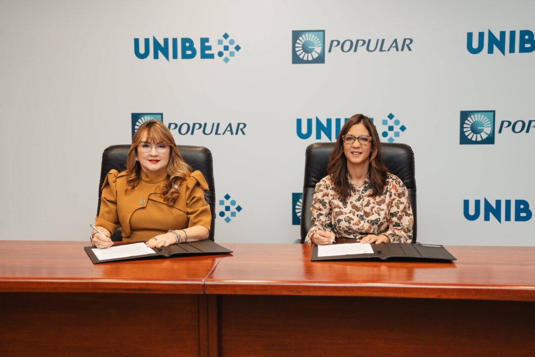 De izquierda a derecha, las señoras Antonia Antón de Hernández y Odile Camilo Vincent