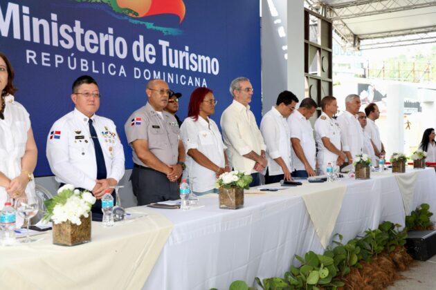 Acto durante la inauguracion del paseo marítimo de Samaná