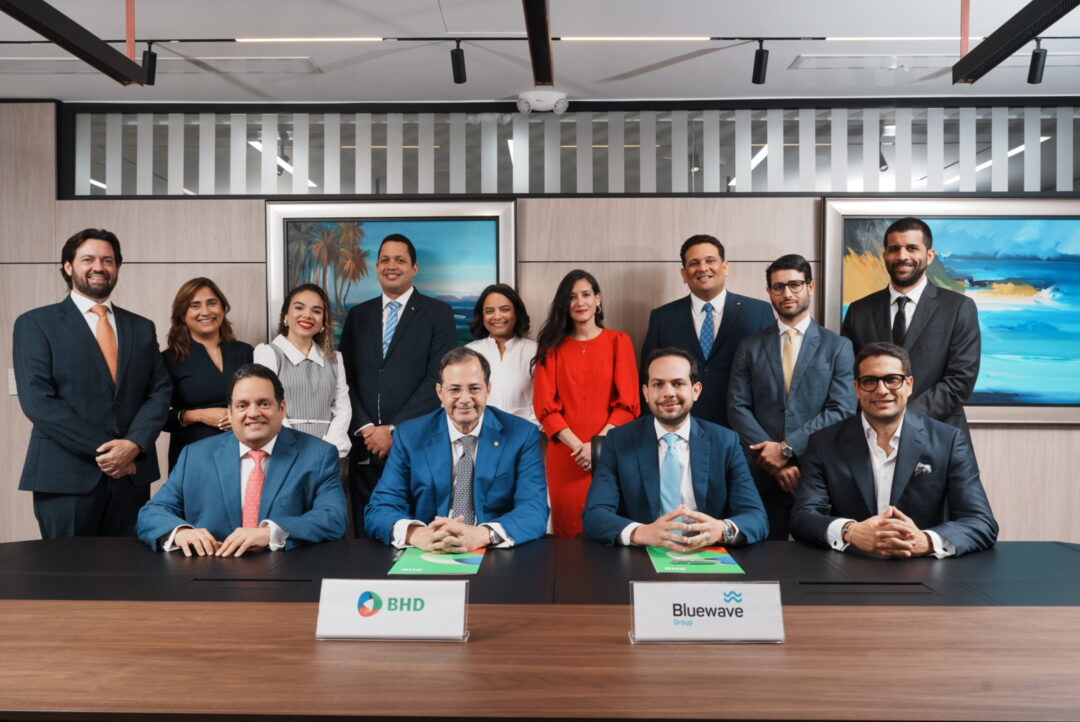 Tras la firma del acuerdo con Bluewave, el BHD informó que este año, la entidad financiera respalda una inversión superior a los RD$4,200 millones de pesos para el financiamiento de varios proyectos de desarrollo inmobiliario y hoteleros.