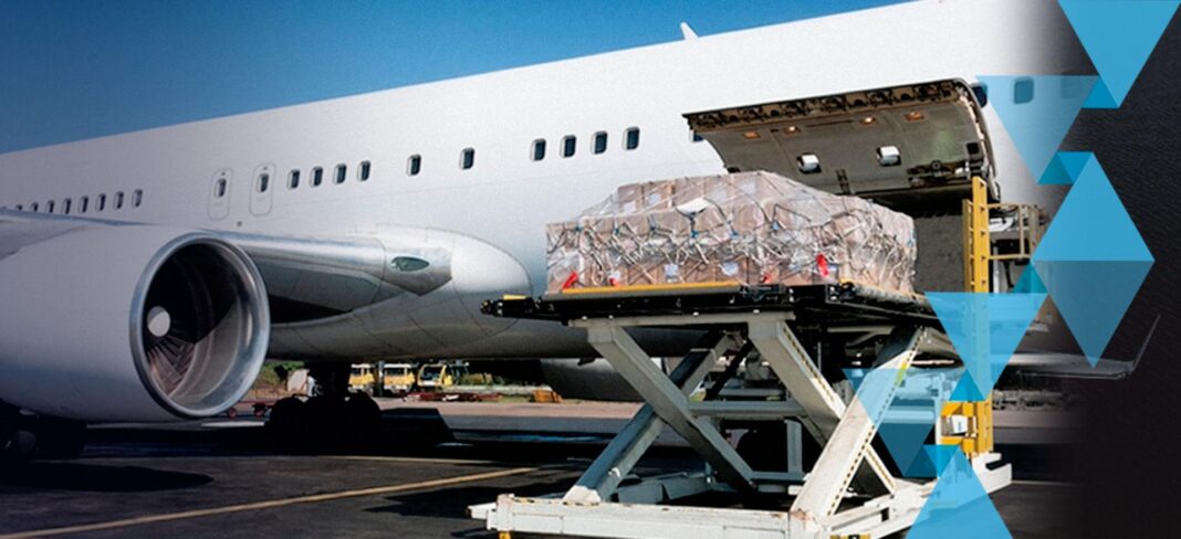 Avión de carga recibiendo mercancías para su transporte. IATA Reporte mayo 2025