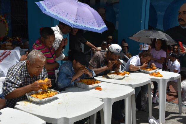 La degustación y los concursos no parararon durante la Feria del Mango en Baní.