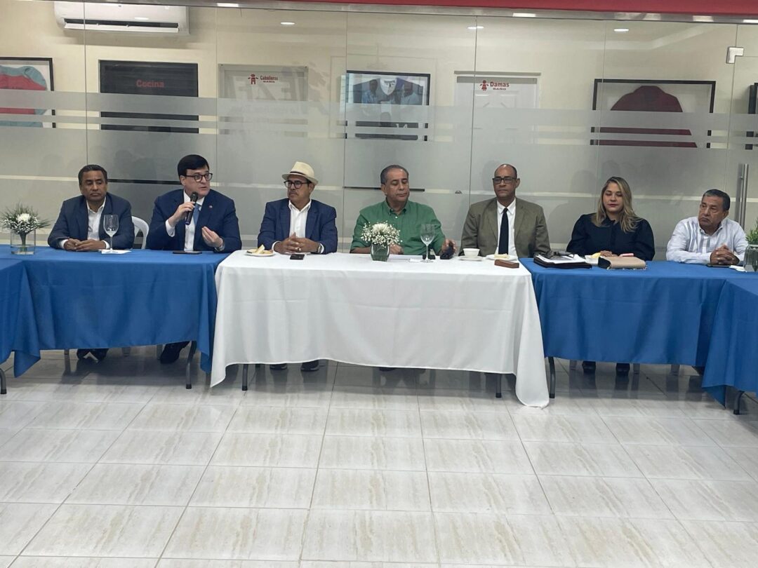 Los empresarios del sector turístico y del sector industrial de La Vega conocieron la filosofía del Clúster y discutieron sobre la necesidad de impulsasr el desarrollo del municipio.