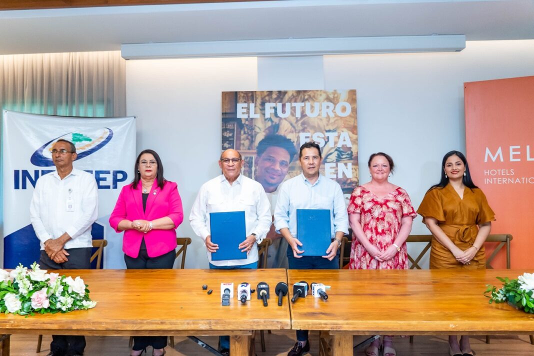 Mynor Espinoza, general manager de MHI en República Dominicana; Rafael Santos Badía, director general del INFOTEP durante la firma del acuerdo, les acompañan Claudine Massey, HR Talent Director; Lissa Bueno, HR Partner RD; Maira Morla Pineda, Subdirectora general del INFOTEP; Ramón Antonio García, Director Regional Este del INFOTEP