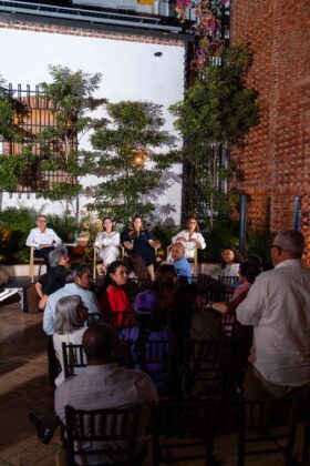 Los asistentes al conversatorio participaron con preguntas y propuestas de mejora para la apreciación de la artesanía local.