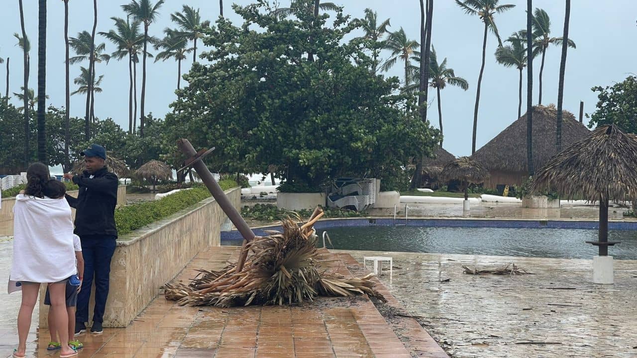 Las fuertes lluvias y vientos del huracán obligaron a la cancelación de vuelos, afectando aún más la llegada de turistas. Si bien la Asociación de Hoteles de la República Dominicana informó que no hubo incidentes con turistas ni empleados, la infraestructura hotelera sufrió daños, especialmente en áreas de jardinería, accesos y estructuras ligeras en las playas. La tormenta paralizó la vida laboral y comercial en algunas áreas, afectando a negocios como los que se dedican al transporte a la Isla Saona.