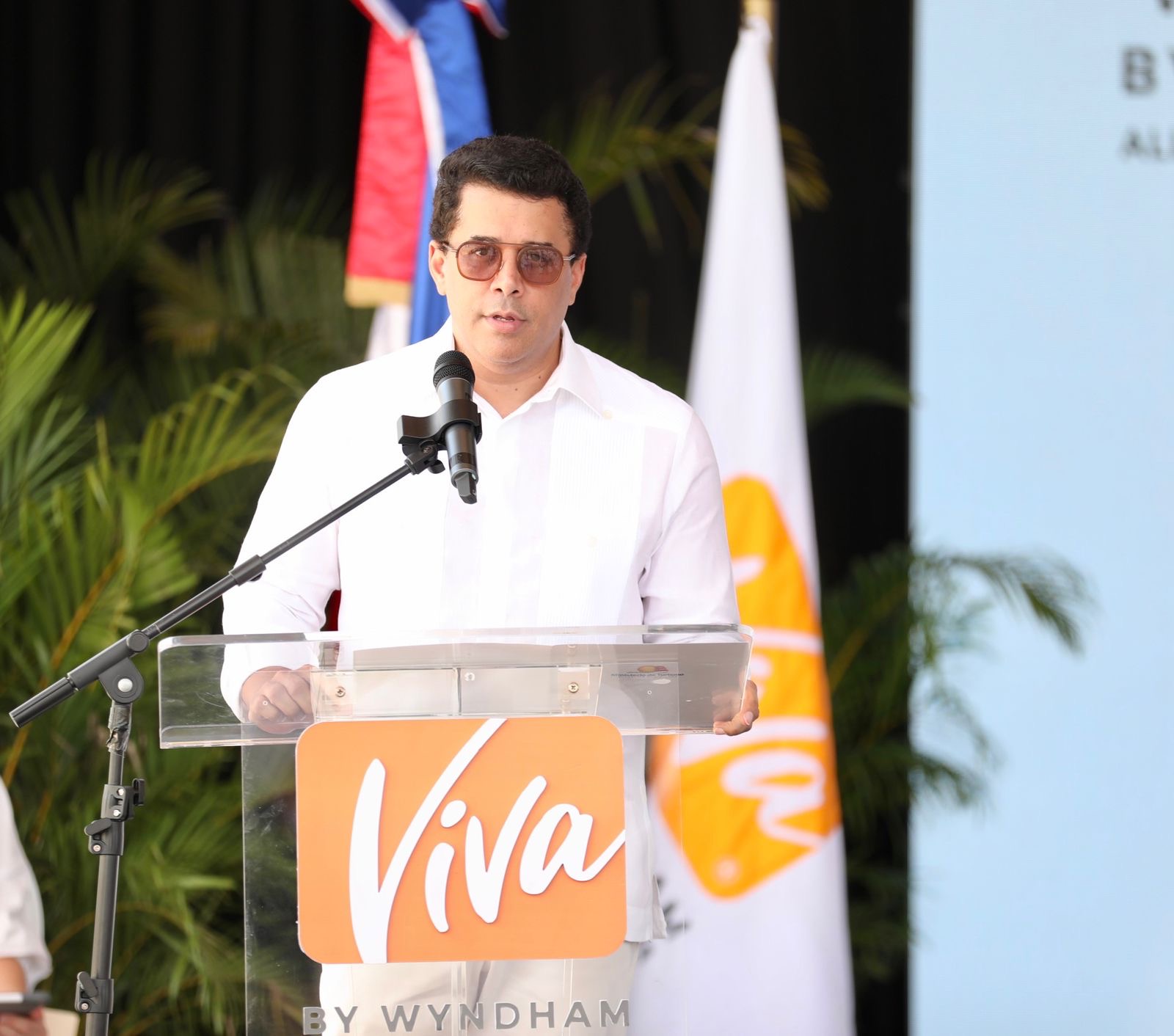 David Collado habla durante la inauguración del hotel Viva Miches.