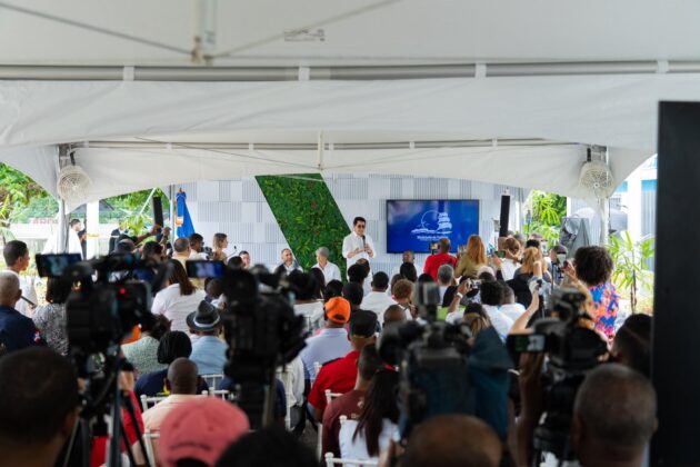 David Collado entrega remozada Plaza Marcelino Marte (Canito), en Guayacanes