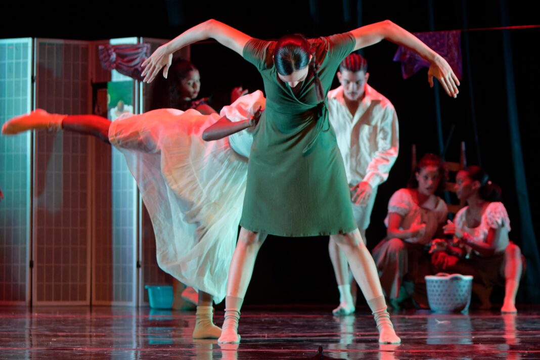 Escena de una danza durante el festival Edanco.