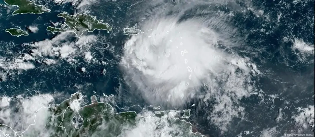 Esta imagen de satélite divulgada por la NOAA muestra a la tormenta tropical Fiona sobre el Mar Caribe el 17.09.2022.