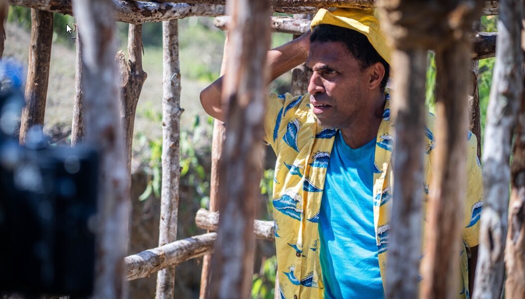 Fausto Mata como Genaro está en Sanky Panky por debajo de lo que actoralmente puede ofrecer. Debió ser dirigido con mayor disciplina, al igual que sus coprotagonistas.
