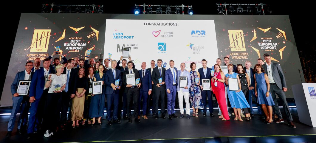 Foto grupal del acto de entrega de certificados a los ganadores de los premios al mejor aeropuerto 2025 de ACI
