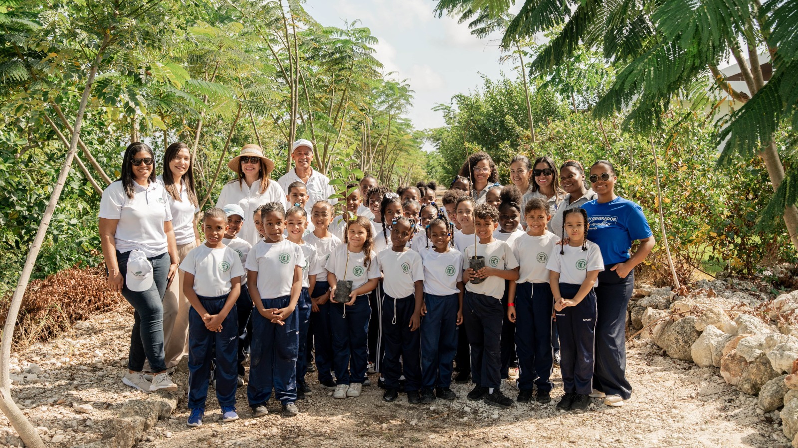 Grupo de jóvenes y niños y maestros de la Fundación Paseo del Sendero y de Hope Academy luego de la siembra de árboles nativos y endémicos dominicanos.