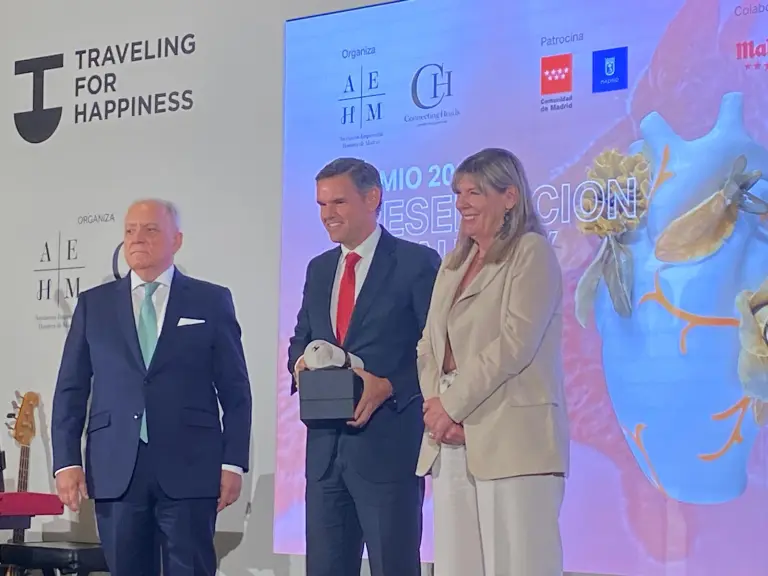 Ejecutivos del Grupo Piñero reciben el galardón ‘Traveling For Happiness 2025’ por el Programa de Protección y Conservación de Tortugas Marinas de su Fundación Eco-Bahia.