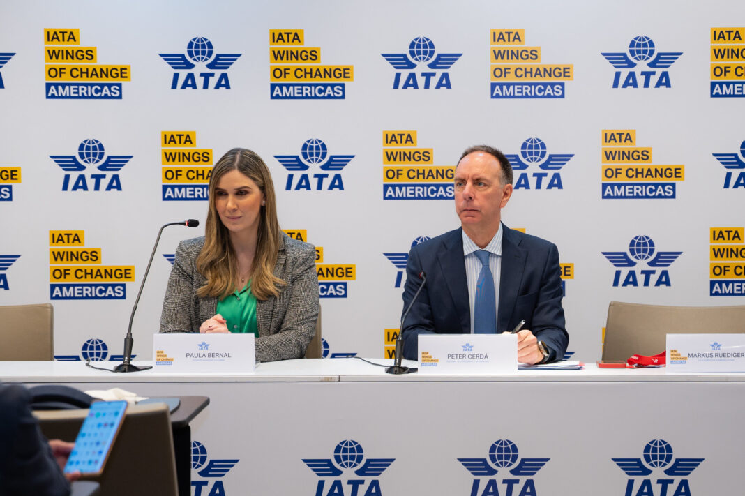Paula Bernal, presidenta de IATA Colombia y Peter Cerdá,vicepresidente regional de IATA durante la conferencia de IATA ‘Wings of Change Americas’, que comenzó el miércoles en el Hotel Grand Hyatt de la capital colombiana.