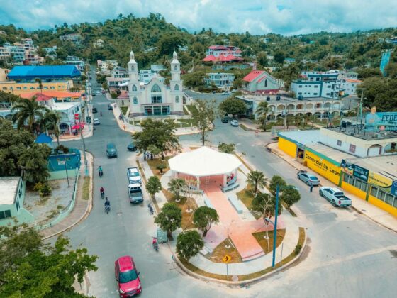 El ministro Collado destacó el impacto de las obras en el crecimiento del turismo en municipio de Santa Bárbara y el resto de la provincia de Samaná.