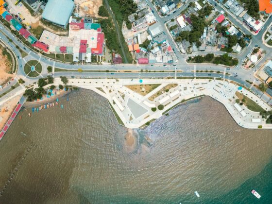 Vista aérea del malecón de Samaná